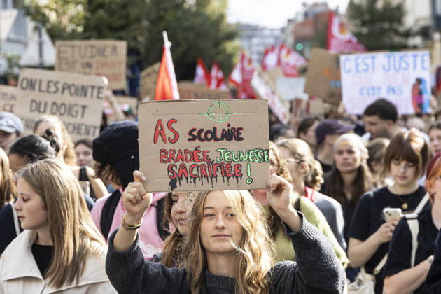 High School Students Protest Education Budget Cuts In Lille - France Protesters seen holding placards as they march through the streets during the demonstration. Thousands of high school students and protesters are marching through the streets to protest against budget cuts affecting high schools and the entire national education system in Lille on 13 October 2026. Photo by Sebastien Courdji ABACAPRESS Lille Hauts-de-France France  Copyright: xCourdjixSebastien ABACAx