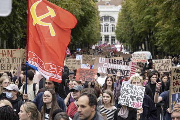 High School Students Protest Education Budget Cuts In Lille - France Protesters seen holding placards as they march through the streets during the demonstration. Thousands of high school students and protesters are marching through the streets to protest against budget cuts affecting high schools and the entire national education system in Lille on 13 October 2026. Photo by Sebastien Courdji ABACAPRESS Lille Hauts-de-France France  Copyright: xCourdjixSebastien ABACAx
