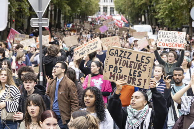 High School Students Protest Education Budget Cuts In Lille - France Protesters seen holding placards as they march through the streets during the demonstration. Thousands of high school students and protesters are marching through the streets to protest against budget cuts affecting high schools and the entire national education system in Lille on 13 October 2026. Photo by Sebastien Courdji ABACAPRESS Lille Hauts-de-France France  Copyright: xCourdjixSebastien ABACAx