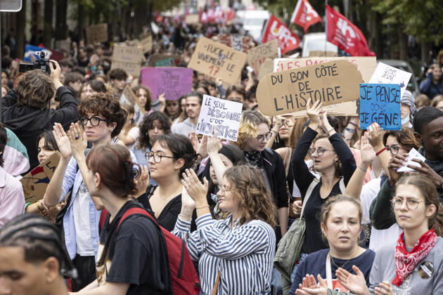 High School Students Protest Education Budget Cuts In Lille - France Protesters seen holding placards as they march through the streets during the demonstration. Thousands of high school students and protesters are marching through the streets to protest against budget cuts affecting high schools and the entire national education system in Lille on 13 October 2026. Photo by Sebastien Courdji ABACAPRESS Lille Hauts-de-France France  Copyright: xCourdjixSebastien ABACAx