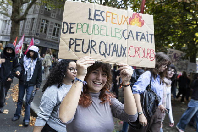 High School Students Protest Education Budget Cuts In Lille - France Protesters seen holding placards as they march through the streets during the demonstration. Thousands of high school students and protesters are marching through the streets to protest against budget cuts affecting high schools and the entire national education system in Lille on 13 October 2026. Photo by Sebastien Courdji ABACAPRESS Lille Hauts-de-France France  Copyright: xCourdjixSebastien ABACAx