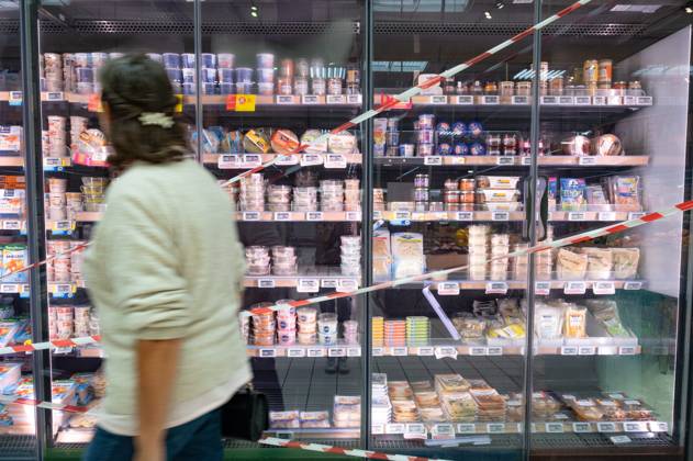 CYBERATTACK ON REFRIGERATION SYSTEMS IN SUPERMARKETS PHOTOPQR OUEST FRANCE ELSA RANCEL OUEST FRANCE LANNION OCTOBER 12, 2026 A cyberattack affected the refrigeration systems of about 100 major retail chains, such as Intermarché, Super U, and Leclerc, on Monday, October 12, 2026. Here, at this Intermarché in the Côtes-d’Armor—the store does not wish to be identified or named—the refrigerators in all the fresh and frozen food aisles have been shut down. THE SUPERMARKET DOES NOT WISH TO BE NAMED, SIMPLY A SCENE FROM AN INTERMARCHÉ IN THE CÔTES D’ARMOR Photo by ELSA RANCEL, OUEST FRANCE Several large and medium-sized retailers were victims of a cyberattack that affected refrigeration equipment on the night of Monday, October 12, 2026, Western Copyright: xPHOTOPQR OUESTxFRANCE MAXPPPxELSAxRANCELx xOUEST-FRANCEx 20261012OFR1233 20261012OFR1233