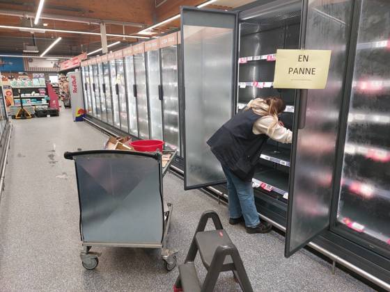 Cyberattack on Refrigerators PHOTOPQR LE TELEGRAMME Monique Kéromnès Saint Martin des Champs October 12, 2026 SAINT MARTIN DES CHAMPS 29 On October 12, 2026, at the Intermarché supermarket in Saint Martin des Champs, near the Morlaix 29 train station, all fresh and frozen food sections were out of service, this Monday, October 12, 2026, following a cyberattack on the management systems of the refrigerated display cases. Photo credit: Le Télégramme, Monique Kéromnès. Several large and medium-sized retailers were victims of a cyberattack that affected refrigeration equipment on the night of Monday, October 12, 2026, in western France, Saint-Martin-des-Champs, France Copyright: xPHOTOPQR LExTELEGRAMME MAXPPPxMoniquexKéromnèsx 20261012TGB1505 20261012TGB1505