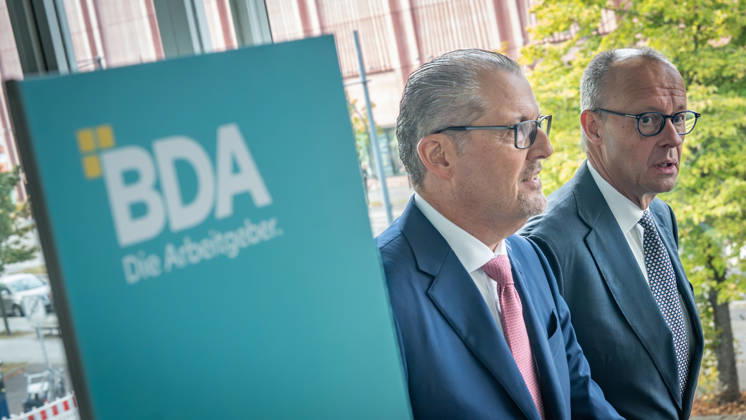Bundeskanzler Friedrich Merz wird von Rainer Dulger, Präsident Bundesvereinigung der Deutschen Arbeitgeberverbände begrüßt zu Beginn des Arbeitgebertags;Deutsche Arbeitgebertag 2026 - Bundesvereinigung der Deutschen Arbeitgeberverbände BDA, Berlin Berlin Deutschland bcc, Berliner Congress Center