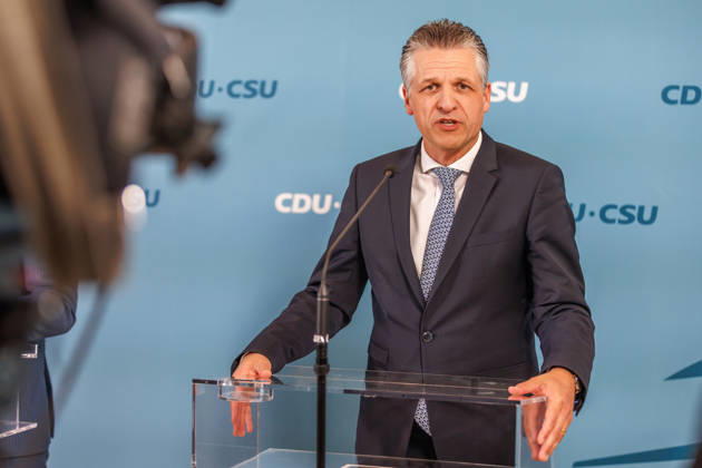 Statement vor den Fraktionssitzung der CDU CSU Alexander Hoffmann, stellvertretender Fraktionsvorsitzender der CDU CSU im Bundestag und Thorsten Frei (CDU), Fraktionsvorsitzender, spricht waehrend eines Statement vor den Fraktionssitzungen am 13.10.2026 in Berlin. Berlin Berlin Deutschland Reichstag