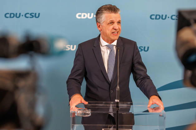 Statement vor den Fraktionssitzung der CDU CSU Alexander Hoffmann, stellvertretender Fraktionsvorsitzender der CDU CSU im Bundestag und Thorsten Frei (CDU), Fraktionsvorsitzender, spricht waehrend eines Statement vor den Fraktionssitzungen am 13.10.2026 in Berlin. Berlin Berlin Deutschland Reichstag