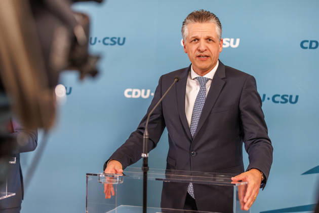 Statement vor den Fraktionssitzung der CDU CSU Alexander Hoffmann, stellvertretender Fraktionsvorsitzender der CDU CSU im Bundestag und Thorsten Frei (CDU), Fraktionsvorsitzender, spricht waehrend eines Statement vor den Fraktionssitzungen am 13.10.2026 in Berlin. Berlin Berlin Deutschland Reichstag