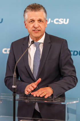 Statement vor den Fraktionssitzung der CDU CSU Alexander Hoffmann, stellvertretender Fraktionsvorsitzender der CDU CSU im Bundestag und Thorsten Frei (CDU), Fraktionsvorsitzender, spricht waehrend eines Statement vor den Fraktionssitzungen am 13.10.2026 in Berlin. Berlin Berlin Deutschland Reichstag