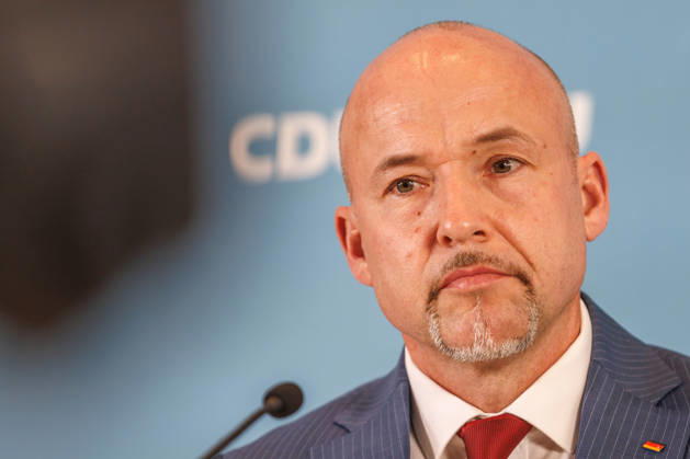 Statement vor den Fraktionssitzung der CDU CSU Alexander Hoffmann, stellvertretender Fraktionsvorsitzender der CDU CSU im Bundestag und Thorsten Frei (CDU), Fraktionsvorsitzender, spricht waehrend eines Statement vor den Fraktionssitzungen am 13.10.2026 in Berlin. Berlin Berlin Deutschland Reichstag