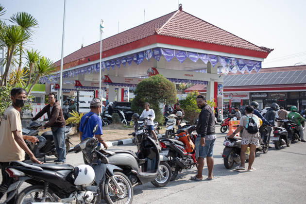 October 13, 2026, Denpasar, Bali, Indonesia: Motorcyclists line up at a filling station to get petrol in Denpasar as fuel delivery disruptions trigger widespread shortages across the Indonesian resort island of Bali. Denpasar Indonesia  - ZUMAp229 20261013_zip_p229_012 Copyright: xLanaxPriatnax