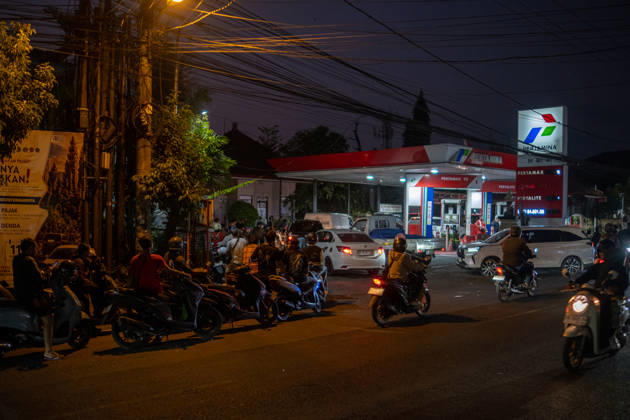 The Bali Island - Fuel Crisis - Transportation People wait in long lines for fuel at a PT. Pertamina gas station in Denpasar, Bali, Indonesia, on October 13, 2026. Gasoline shortages have caused lines to form throughout the day, potentially disrupting transportation and the economy on the island, a known tourist destination. Denpasar Indonesia  Copyright: xMuhammadxFauzyx originalFilename: chaniago-notitle261013_np6YH.jpg