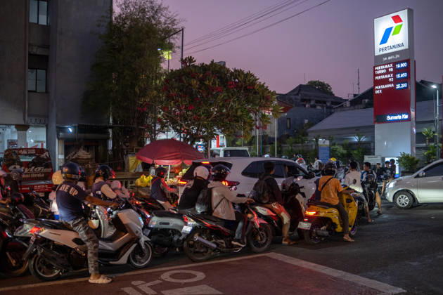 The Bali Island - Fuel Crisis - Transportation People wait in long lines for fuel at a PT. Pertamina gas station in Denpasar, Bali, Indonesia, on October 13, 2026. Gasoline shortages have caused lines to form throughout the day, potentially disrupting transportation and the economy on the island, a known tourist destination. Denpasar Indonesia  Copyright: xMuhammadxFauzyx originalFilename: chaniago-notitle261013_npHE8.jpg
