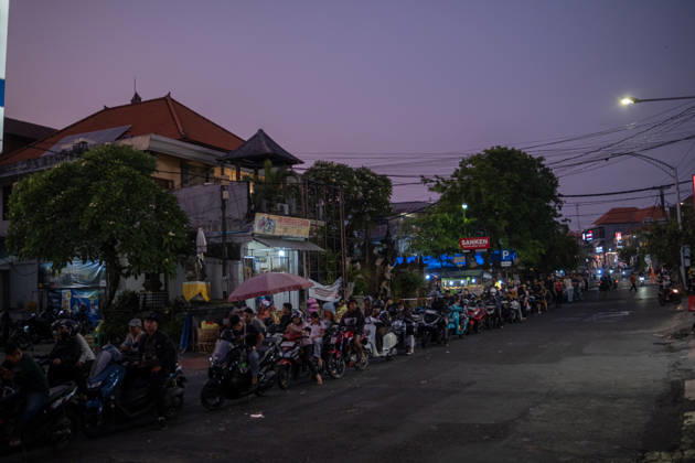 The Bali Island - Fuel Crisis - Transportation People wait in long lines for fuel at a PT. Pertamina gas station in Denpasar, Bali, Indonesia, on October 13, 2026. Gasoline shortages have caused lines to form throughout the day, potentially disrupting transportation and the economy on the island, a known tourist destination. Denpasar Indonesia  Copyright: xMuhammadxFauzyx originalFilename: chaniago-notitle261013_npUJ7.jpg