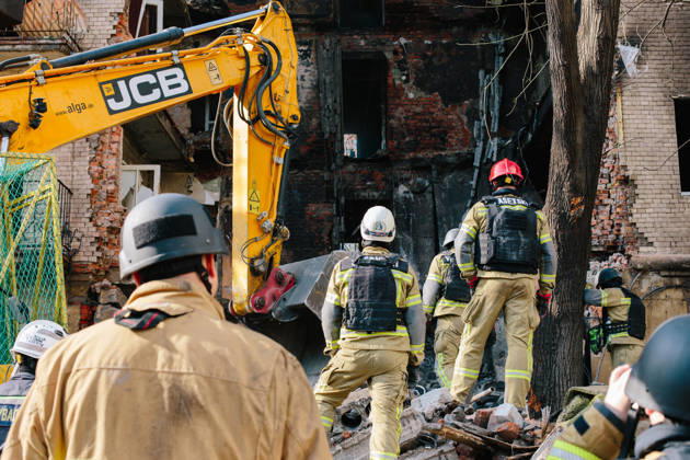 Consequences Of The Attack On Kharkiv Rescuers wait for heavy machinery to recover the body of a woman killed in a Russian airstrike in Kharkiv, Ukraine, on October 13, 2026. Kharkiv Ukraine Copyright: xPavloxPakhomenkox originalFilename: pakhomenko-notitle261013_npvix