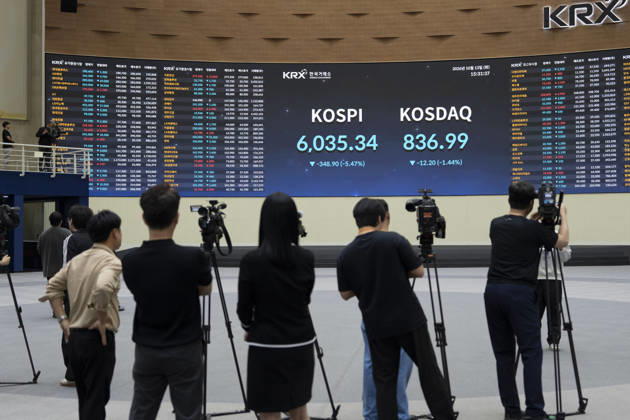 South Korea Stocks Plunge As KOSPI Drops Sharply At KRX In Seoul Camera crews record the main electronic scoreboard at the Korea Exchange (KRX) trading hall in Yeouido, Seoul, South Korea, on October 13, 2026. The benchmark KOSPI index closed at 6,035.34, down 348.90 points (-5.47%), while the tech-heavy KOSDAQ closed at 836.99, down 12.20 points (-1.44%). Seoul Seoul South Korea  Copyright: xChrisxJungx originalFilename: jung-southkor261013_npjYE.jpg
