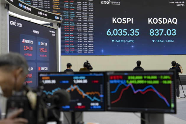 South Korea Stocks Plunge As KOSPI Drops Sharply At KRX In Seoul Media personnel and monitors in the Korea Exchange (KRX) trading hall display market data in Yeouido, Seoul, South Korea, on October 13, 2026. The KOSPI index dropped to 6,035.35, down 348.89 points (-5.46%), alongside the KRW USD exchange rate shown on side screens. Seoul Seoul South Korea  Copyright: xChrisxJungx originalFilename: jung-southkor261013_nplW6.jpg