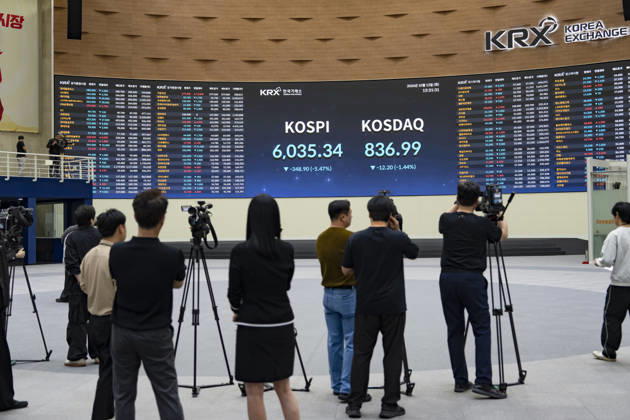 South Korea Stocks Plunge As KOSPI Drops Sharply At KRX In Seoul Camera crews record the main electronic scoreboard at the Korea Exchange (KRX) trading hall in Yeouido, Seoul, South Korea, on October 13, 2026. The benchmark KOSPI index closed at 6,035.34, down 348.90 points (-5.47%), while the tech-heavy KOSDAQ closed at 836.99, down 12.20 points (-1.44%). Seoul Seoul South Korea  Copyright: xChrisxJungx originalFilename: jung-southkor261013_nppCV.jpg