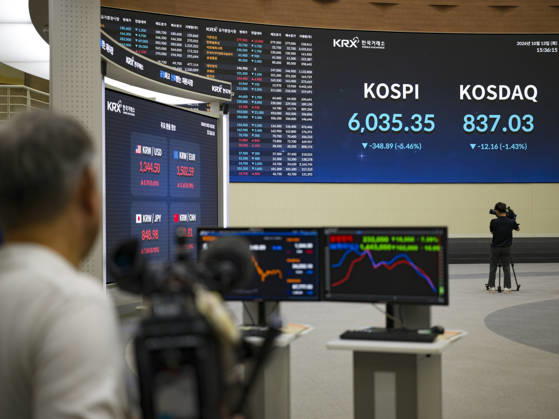 South Korea Stocks Plunge As KOSPI Drops Sharply At KRX In Seoul Media personnel and monitors in the Korea Exchange (KRX) trading hall display market data in Yeouido, Seoul, South Korea, on October 13, 2026. The KOSPI index dropped to 6,035.35, down 348.89 points (-5.46%), alongside the KRW USD exchange rate shown on side screens. Seoul Seoul South Korea  Copyright: xChrisxJungx originalFilename: jung-southkor261013_npTEZ.jpg