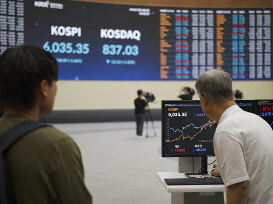 South Korea Stocks Plunge As KOSPI Drops Sharply At KRX In Seoul Visitors and market analysts monitor stock charts in front of the main display board at the Korea Exchange (KRX) in Yeouido, Seoul, South Korea, on October 13, 2026. The KOSPI closed at 6,035.35, down 348.89 points. Seoul Seoul South Korea  Copyright: xChrisxJungx originalFilename: jung-southkor261013_npuvg.jpg
