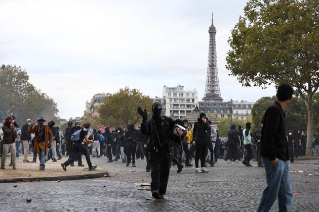 Students Protest in Paris - France - Tear gas and water cannon launched by police during a demonstration of high-school students near the Cathedral of Saint-Louis-des-Invalides in Paris, on October 13, 2026, as part of a nationwide high school mobilisation. France sees nationwide demonstrations on October 13 in support of students protesting poor classroom conditions for weeks, as authorities and participants remain wary of further violence. Photo by Raphael Lafargue ABACAPRESS.COM Paris France  Copyright: xLafarguexRaphael ABACAx