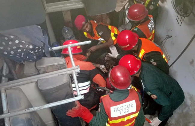 RECORD DATE NOT STATED Rescue operation work underway after the Rehman Baba Express train accident travelling from Karachi to Peshawar derailed and got off from railway track, near Sher Shah Railway Station in Multan on Tuesday, October 13, 2026. At least four people were killed and more than 40 were injured when the Peshawar-bound Rehman Baba Express derailed near Sher Shah Railway Station in Multan. According to a list of casualties issued by Pakistan Railways, a total of 41 people were injured, out of whom three were discharged from a hospital, while 38 were referred to Multan’s Nishtar Hospital. The injured included at least 13 minors. (Abdul Sattar PPI Images). EDITORIAL USE ONLY Copyright: xx AR-ZM-131026x ppiphotos489819