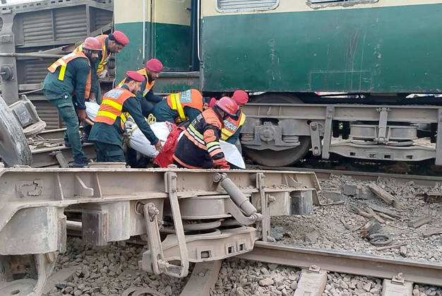 RECORD DATE NOT STATED Rescue operation work underway after the Rehman Baba Express train accident travelling from Karachi to Peshawar derailed and got off from railway track, near Sher Shah Railway Station in Multan on Tuesday, October 13, 2026. At least four people were killed and more than 40 were injured when the Peshawar-bound Rehman Baba Express derailed near Sher Shah Railway Station in Multan. According to a list of casualties issued by Pakistan Railways, a total of 41 people were injured, out of whom three were discharged from a hospital, while 38 were referred to Multan’s Nishtar Hospital. The injured included at least 13 minors. (Abdul Sattar PPI Images). EDITORIAL USE ONLY Copyright: xx AR-ZM-131026x ppiphotos489821