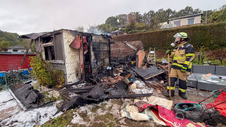 Wohnungsloses Paar nach Brandstiftung in Solingen festgenommen Für die Feuerwehr hieß es am Dienstagnachmittag (13.10.2026) gegen 16:05 Uhr ausrücken: In einer Kleingartenanlage am Ginsterweg in Solingen war es zum Vollbrand einer Gartenlaube gekommen. Als die Einsatzkräfte eintrafen stand eine Hütte bereits vollständig in Flammen, eine große Rauchsäule stieg über derm Gartenverein auf. Über mehrere hundert Meter musste eine Wasserversorgung gelegt werden bevor die Brandbekämpfung durchgeführt werden konnte. Rund vier Stunden später war der Brand gelöscht und die letzten Glutnester ebenfalls abgekühlt. Die der Besitzer der Gartenhütte berichtete, habe er bereits am Mittag ein wohnungsloses Paar in seiner Gartenlaube angetro