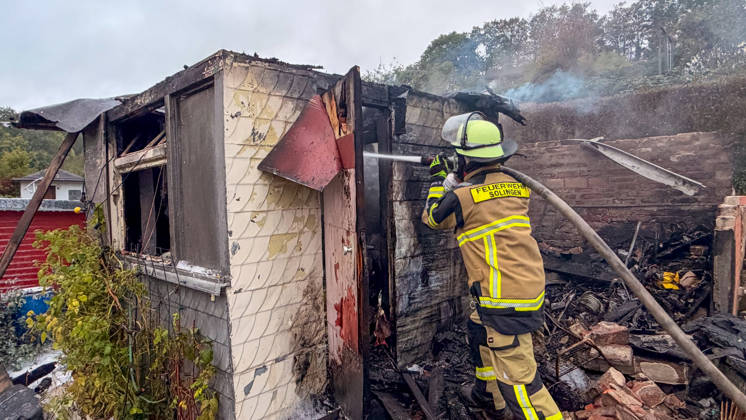 Wohnungsloses Paar nach Brandstiftung in Solingen festgenommen Für die Feuerwehr hieß es am Dienstagnachmittag (13.10.2026) gegen 16:05 Uhr ausrücken: In einer Kleingartenanlage am Ginsterweg in Solingen war es zum Vollbrand einer Gartenlaube gekommen. Als die Einsatzkräfte eintrafen stand eine Hütte bereits vollständig in Flammen, eine große Rauchsäule stieg über derm Gartenverein auf. Über mehrere hundert Meter musste eine Wasserversorgung gelegt werden bevor die Brandbekämpfung durchgeführt werden konnte. Rund vier Stunden später war der Brand gelöscht und die letzten Glutnester ebenfalls abgekühlt. Die der Besitzer der Gartenhütte berichtete, habe er bereits am Mittag ein wohnungsloses Paar in seiner Gartenlaube angetro