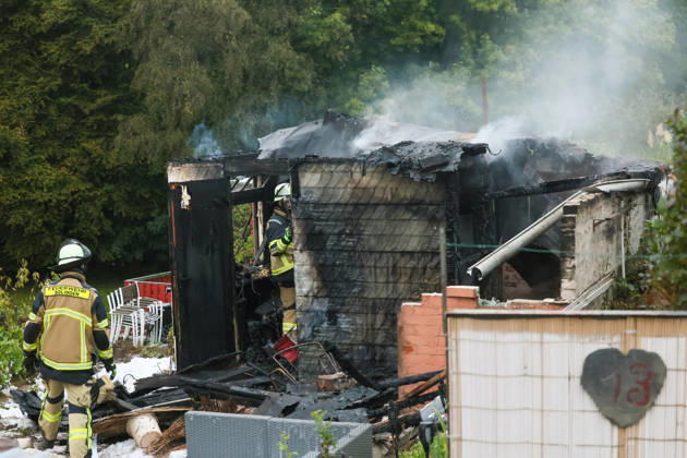 Wohnungsloses Paar nach Brandstiftung in Solingen festgenommen Für die Feuerwehr hieß es am Dienstagnachmittag (13.10.2026) gegen 16:05 Uhr ausrücken: In einer Kleingartenanlage am Ginsterweg in Solingen war es zum Vollbrand einer Gartenlaube gekommen. Als die Einsatzkräfte eintrafen stand eine Hütte bereits vollständig in Flammen, eine große Rauchsäule stieg über derm Gartenverein auf. Über mehrere hundert Meter musste eine Wasserversorgung gelegt werden bevor die Brandbekämpfung durchgeführt werden konnte. Rund vier Stunden später war der Brand gelöscht und die letzten Glutnester ebenfalls abgekühlt. Die der Besitzer der Gartenhütte berichtete, habe er bereits am Mittag ein wohnungsloses Paar in seiner Gartenlaube angetro