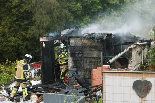 Wohnungsloses Paar nach Brandstiftung in Solingen festgenommen Für die Feuerwehr hieß es am Dienstagnachmittag (13.10.2026) gegen 16:05 Uhr ausrücken: In einer Kleingartenanlage am Ginsterweg in Solingen war es zum Vollbrand einer Gartenlaube gekommen. Als die Einsatzkräfte eintrafen stand eine Hütte bereits vollständig in Flammen, eine große Rauchsäule stieg über derm Gartenverein auf. Über mehrere hundert Meter musste eine Wasserversorgung gelegt werden bevor die Brandbekämpfung durchgeführt werden konnte. Rund vier Stunden später war der Brand gelöscht und die letzten Glutnester ebenfalls abgekühlt. Die der Besitzer der Gartenhütte berichtete, habe er bereits am Mittag ein wohnungsloses Paar in seiner Gartenlaube angetro