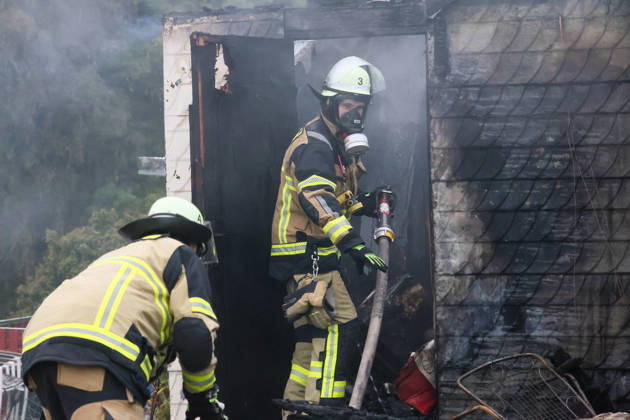 Wohnungsloses Paar nach Brandstiftung in Solingen festgenommen Für die Feuerwehr hieß es am Dienstagnachmittag (13.10.2026) gegen 16:05 Uhr ausrücken: In einer Kleingartenanlage am Ginsterweg in Solingen war es zum Vollbrand einer Gartenlaube gekommen. Als die Einsatzkräfte eintrafen stand eine Hütte bereits vollständig in Flammen, eine große Rauchsäule stieg über derm Gartenverein auf. Über mehrere hundert Meter musste eine Wasserversorgung gelegt werden bevor die Brandbekämpfung durchgeführt werden konnte. Rund vier Stunden später war der Brand gelöscht und die letzten Glutnester ebenfalls abgekühlt. Die der Besitzer der Gartenhütte berichtete, habe er bereits am Mittag ein wohnungsloses Paar in seiner Gartenlaube angetro