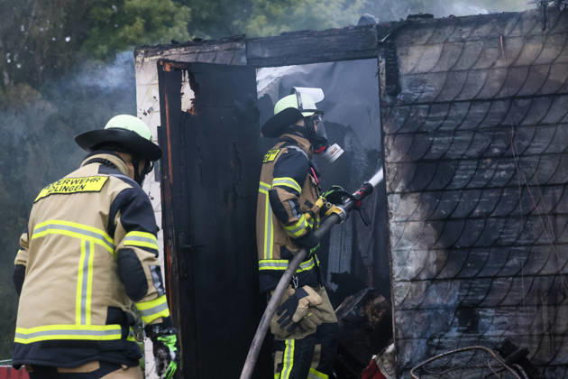 Wohnungsloses Paar nach Brandstiftung in Solingen festgenommen Für die Feuerwehr hieß es am Dienstagnachmittag (13.10.2026) gegen 16:05 Uhr ausrücken: In einer Kleingartenanlage am Ginsterweg in Solingen war es zum Vollbrand einer Gartenlaube gekommen. Als die Einsatzkräfte eintrafen stand eine Hütte bereits vollständig in Flammen, eine große Rauchsäule stieg über derm Gartenverein auf. Über mehrere hundert Meter musste eine Wasserversorgung gelegt werden bevor die Brandbekämpfung durchgeführt werden konnte. Rund vier Stunden später war der Brand gelöscht und die letzten Glutnester ebenfalls abgekühlt. Die der Besitzer der Gartenhütte berichtete, habe er bereits am Mittag ein wohnungsloses Paar in seiner Gartenlaube angetro