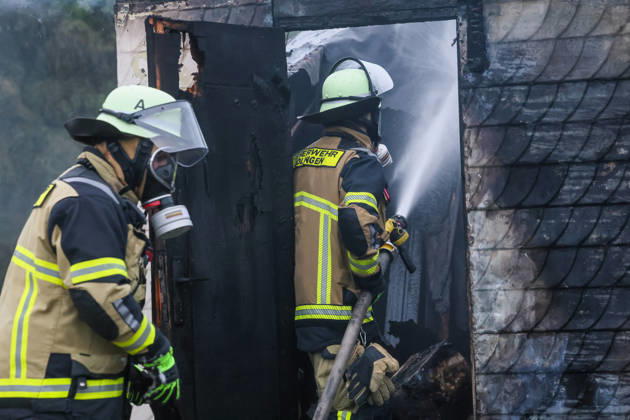 Wohnungsloses Paar nach Brandstiftung in Solingen festgenommen Für die Feuerwehr hieß es am Dienstagnachmittag (13.10.2026) gegen 16:05 Uhr ausrücken: In einer Kleingartenanlage am Ginsterweg in Solingen war es zum Vollbrand einer Gartenlaube gekommen. Als die Einsatzkräfte eintrafen stand eine Hütte bereits vollständig in Flammen, eine große Rauchsäule stieg über derm Gartenverein auf. Über mehrere hundert Meter musste eine Wasserversorgung gelegt werden bevor die Brandbekämpfung durchgeführt werden konnte. Rund vier Stunden später war der Brand gelöscht und die letzten Glutnester ebenfalls abgekühlt. Die der Besitzer der Gartenhütte berichtete, habe er bereits am Mittag ein wohnungsloses Paar in seiner Gartenlaube angetro