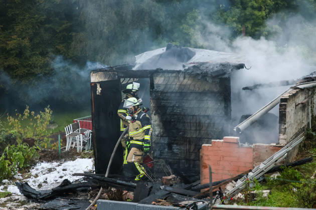 Wohnungsloses Paar nach Brandstiftung in Solingen festgenommen Für die Feuerwehr hieß es am Dienstagnachmittag (13.10.2026) gegen 16:05 Uhr ausrücken: In einer Kleingartenanlage am Ginsterweg in Solingen war es zum Vollbrand einer Gartenlaube gekommen. Als die Einsatzkräfte eintrafen stand eine Hütte bereits vollständig in Flammen, eine große Rauchsäule stieg über derm Gartenverein auf. Über mehrere hundert Meter musste eine Wasserversorgung gelegt werden bevor die Brandbekämpfung durchgeführt werden konnte. Rund vier Stunden später war der Brand gelöscht und die letzten Glutnester ebenfalls abgekühlt. Die der Besitzer der Gartenhütte berichtete, habe er bereits am Mittag ein wohnungsloses Paar in seiner Gartenlaube angetro