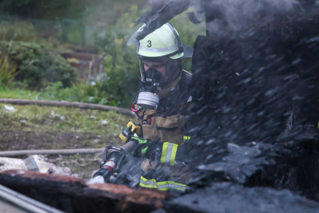 Wohnungsloses Paar nach Brandstiftung in Solingen festgenommen Für die Feuerwehr hieß es am Dienstagnachmittag (13.10.2026) gegen 16:05 Uhr ausrücken: In einer Kleingartenanlage am Ginsterweg in Solingen war es zum Vollbrand einer Gartenlaube gekommen. Als die Einsatzkräfte eintrafen stand eine Hütte bereits vollständig in Flammen, eine große Rauchsäule stieg über derm Gartenverein auf. Über mehrere hundert Meter musste eine Wasserversorgung gelegt werden bevor die Brandbekämpfung durchgeführt werden konnte. Rund vier Stunden später war der Brand gelöscht und die letzten Glutnester ebenfalls abgekühlt. Die der Besitzer der Gartenhütte berichtete, habe er bereits am Mittag ein wohnungsloses Paar in seiner Gartenlaube angetro
