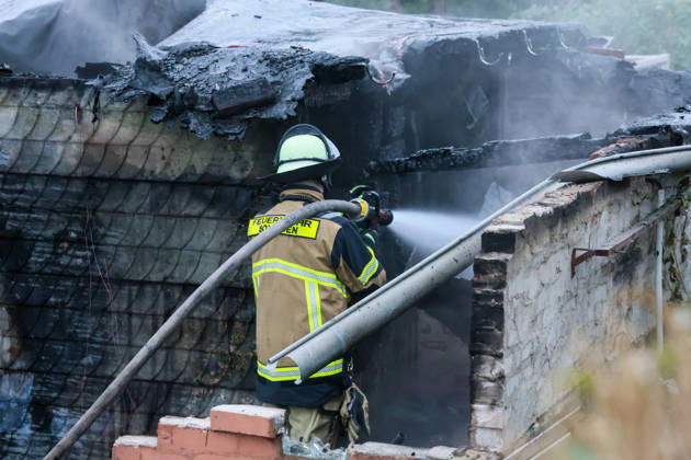 Wohnungsloses Paar nach Brandstiftung in Solingen festgenommen Für die Feuerwehr hieß es am Dienstagnachmittag (13.10.2026) gegen 16:05 Uhr ausrücken: In einer Kleingartenanlage am Ginsterweg in Solingen war es zum Vollbrand einer Gartenlaube gekommen. Als die Einsatzkräfte eintrafen stand eine Hütte bereits vollständig in Flammen, eine große Rauchsäule stieg über derm Gartenverein auf. Über mehrere hundert Meter musste eine Wasserversorgung gelegt werden bevor die Brandbekämpfung durchgeführt werden konnte. Rund vier Stunden später war der Brand gelöscht und die letzten Glutnester ebenfalls abgekühlt. Die der Besitzer der Gartenhütte berichtete, habe er bereits am Mittag ein wohnungsloses Paar in seiner Gartenlaube angetro
