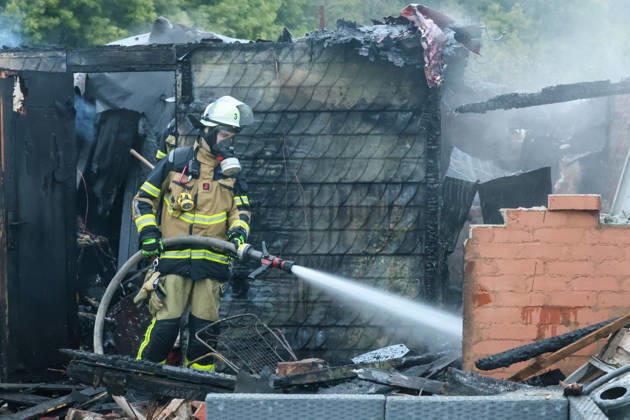 Wohnungsloses Paar nach Brandstiftung in Solingen festgenommen Für die Feuerwehr hieß es am Dienstagnachmittag (13.10.2026) gegen 16:05 Uhr ausrücken: In einer Kleingartenanlage am Ginsterweg in Solingen war es zum Vollbrand einer Gartenlaube gekommen. Als die Einsatzkräfte eintrafen stand eine Hütte bereits vollständig in Flammen, eine große Rauchsäule stieg über derm Gartenverein auf. Über mehrere hundert Meter musste eine Wasserversorgung gelegt werden bevor die Brandbekämpfung durchgeführt werden konnte. Rund vier Stunden später war der Brand gelöscht und die letzten Glutnester ebenfalls abgekühlt. Die der Besitzer der Gartenhütte berichtete, habe er bereits am Mittag ein wohnungsloses Paar in seiner Gartenlaube angetro