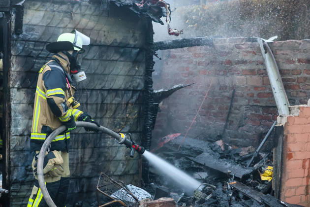 Wohnungsloses Paar nach Brandstiftung in Solingen festgenommen Für die Feuerwehr hieß es am Dienstagnachmittag (13.10.2026) gegen 16:05 Uhr ausrücken: In einer Kleingartenanlage am Ginsterweg in Solingen war es zum Vollbrand einer Gartenlaube gekommen. Als die Einsatzkräfte eintrafen stand eine Hütte bereits vollständig in Flammen, eine große Rauchsäule stieg über derm Gartenverein auf. Über mehrere hundert Meter musste eine Wasserversorgung gelegt werden bevor die Brandbekämpfung durchgeführt werden konnte. Rund vier Stunden später war der Brand gelöscht und die letzten Glutnester ebenfalls abgekühlt. Die der Besitzer der Gartenhütte berichtete, habe er bereits am Mittag ein wohnungsloses Paar in seiner Gartenlaube angetro