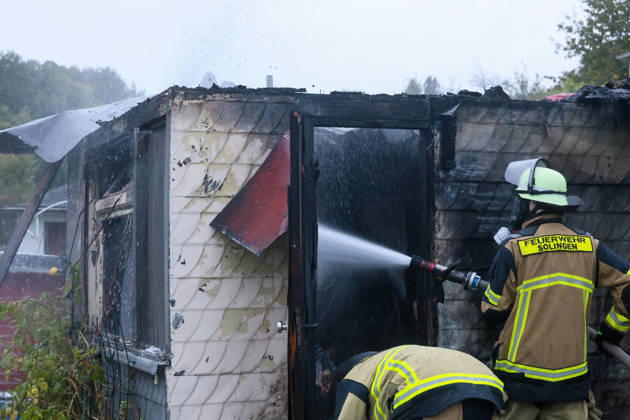 Wohnungsloses Paar nach Brandstiftung in Solingen festgenommen Für die Feuerwehr hieß es am Dienstagnachmittag (13.10.2026) gegen 16:05 Uhr ausrücken: In einer Kleingartenanlage am Ginsterweg in Solingen war es zum Vollbrand einer Gartenlaube gekommen. Als die Einsatzkräfte eintrafen stand eine Hütte bereits vollständig in Flammen, eine große Rauchsäule stieg über derm Gartenverein auf. Über mehrere hundert Meter musste eine Wasserversorgung gelegt werden bevor die Brandbekämpfung durchgeführt werden konnte. Rund vier Stunden später war der Brand gelöscht und die letzten Glutnester ebenfalls abgekühlt. Die der Besitzer der Gartenhütte berichtete, habe er bereits am Mittag ein wohnungsloses Paar in seiner Gartenlaube angetro