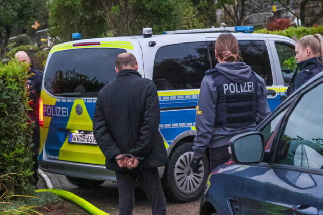 Wohnungsloses Paar nach Brandstiftung in Solingen festgenommen Für die Feuerwehr hieß es am Dienstagnachmittag (13.10.2026) gegen 16:05 Uhr ausrücken: In einer Kleingartenanlage am Ginsterweg in Solingen war es zum Vollbrand einer Gartenlaube gekommen. Als die Einsatzkräfte eintrafen stand eine Hütte bereits vollständig in Flammen, eine große Rauchsäule stieg über derm Gartenverein auf. Über mehrere hundert Meter musste eine Wasserversorgung gelegt werden bevor die Brandbekämpfung durchgeführt werden konnte. Rund vier Stunden später war der Brand gelöscht und die letzten Glutnester ebenfalls abgekühlt. Die der Besitzer der Gartenhütte berichtete, habe er bereits am Mittag ein wohnungsloses Paar in seiner Gartenlaube angetro