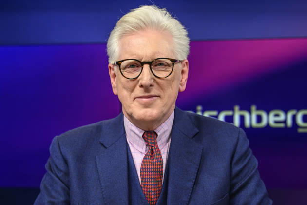im Bild v.l.: Theo Koll (Journalist und Moderator), GER, Berlin, Studio, zu Gast bei Maischberger, politische Talkshow, TV, Format, mit Moderatorin Sandra Maischberger, Das Erste, aus Adlershof Am Studio 20, 13.10.2026, Copyright: HMBxMedia UwexKoch