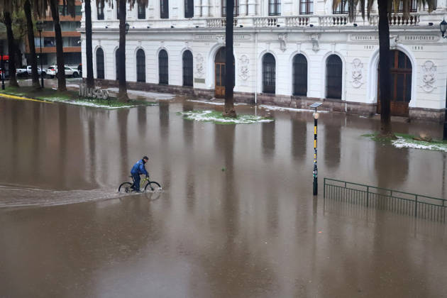 Santiago, October 13, 2026 Flooding at the intersection of Viel Avenue and Blanco Encalada Street in downtown Santiago following this afternoon s thunderstorm in the Metropolitan Region. Andrés Rocha, Aton Chile, Santiago, Chile. Aton 1199625 Copyright: ANDRESxROCHA ATONxCHILE
