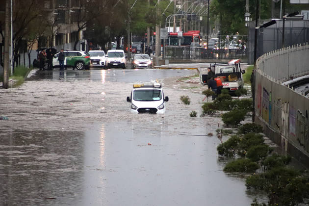 Santiago, October 13, 2026 Flooding at the intersection of Viel Avenue and Blanco Encalada Street in downtown Santiago following this afternoon s thunderstorm in the Metropolitan Region. Andrés Rocha, Aton Chile, Santiago, Chile. Aton 1199626 Copyright: ANDRESxROCHA ATONxCHILE
