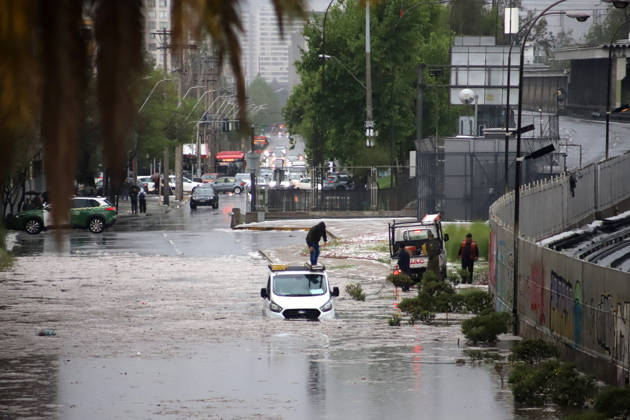 Santiago, October 13, 2026 Flooding at the intersection of Viel Avenue and Blanco Encalada Street in downtown Santiago following this afternoon s thunderstorm in the Metropolitan Region. Andrés Rocha, Aton Chile, Santiago, Chile. Aton 1199627 Copyright: ANDRESxROCHA ATONxCHILE