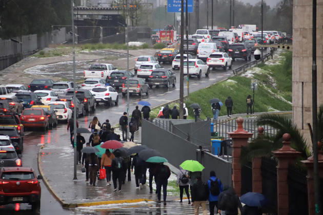 Santiago, October 13, 2026 Flooding at the intersection of Viel Avenue and Blanco Encalada Street in downtown Santiago following this afternoon s thunderstorm in the Metropolitan Region. Andrés Rocha, Aton Chile, Santiago, Chile. Aton 1199630 Copyright: ANDRESxROCHA ATONxCHILE