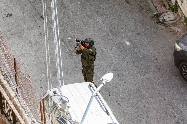October 13, 2026, Ramallah, Palestine, State of: RAMALLAH, WEST BANK, PALESTINE, OCTOBER 13, 2026: Israeli forces conduct a raid in Ramallah in the occupied West Bank. The operation includes a raid on the offices of Addameer Prisoner Support and Human Rights Association. The Palestinian Ministry of Health reported two people wounded, including a 14-year-old boy wounded by Israeli gunfire, while several others were treated for tear gas inhalation. Ramallah Palestine, State of - ZUMAq101 20261013_zna_q101_185 Copyright: xSalmanxMohsenxAlkhatibx