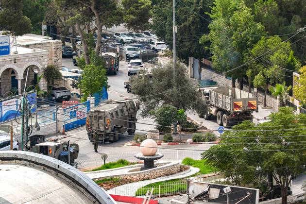 October 13, 2026, Ramallah, Palestine, State of: RAMALLAH, WEST BANK, PALESTINE, OCTOBER 13, 2026: Israeli forces conduct a raid in Ramallah in the occupied West Bank. The operation includes a raid on the offices of Addameer Prisoner Support and Human Rights Association. The Palestinian Ministry of Health reported two people wounded, including a 14-year-old boy wounded by Israeli gunfire, while several others were treated for tear gas inhalation. Ramallah Palestine, State of - ZUMAq101 20261013_zna_q101_195 Copyright: xSalmanxMohsenxAlkhatibx