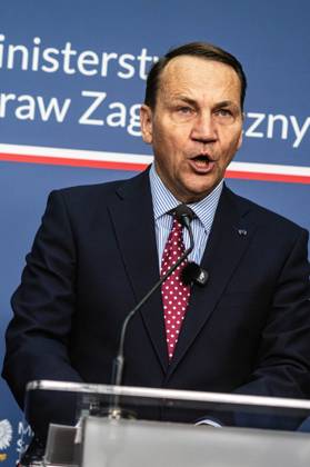 Foreign Ministers of Poland and the United Kingdom meet in Warsaw, Poland - 13 Oct 2026 Poland s Minister of Foreign Affairs, Radoslaw Sikorski, speaks during the press conference. Foreign Secretary of the United Kingdom of Great Britain and Northern Ireland visits the Ministry of Foreign Affairs in Warsaw, Poland for a meeting with the Republic of Poland s Foreign Minister, Radoslaw Sikorski. During the subsequent press conference, the ministers discussed their countries ongoing cooperation in foreign policy issues, including supporting Ukraine in the war Russia is waging against it. Miliband also spoke of the ties his family has to Poland. Afterwards, the ministers travel to the second day of the Warsaw Security Forum. Warsaw Poland Copyright: xNeilxMiltonx xSOPAxImagesx Neil-Milton-1458452