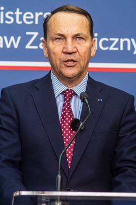 Foreign Ministers of Poland and the United Kingdom meet in Warsaw, Poland - 13 Oct 2026 Poland s Minister of Foreign Affairs, Radoslaw Sikorski, speaks during the press conference. Foreign Secretary of the United Kingdom of Great Britain and Northern Ireland visits the Ministry of Foreign Affairs in Warsaw, Poland for a meeting with the Republic of Poland s Foreign Minister, Radoslaw Sikorski. During the subsequent press conference, the ministers discussed their countries ongoing cooperation in foreign policy issues, including supporting Ukraine in the war Russia is waging against it. Miliband also spoke of the ties his family has to Poland. Afterwards, the ministers travel to the second day of the Warsaw Security Forum. Warsaw Poland Copyright: xNeilxMiltonx xSOPAxImagesx Neil-Milton-1458453