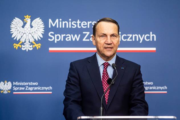 Foreign Ministers of Poland and the United Kingdom meet in Warsaw, Poland - 13 Oct 2026 Poland s Minister of Foreign Affairs, Radoslaw Sikorski, speaks during the press conference. Foreign Secretary of the United Kingdom of Great Britain and Northern Ireland visits the Ministry of Foreign Affairs in Warsaw, Poland for a meeting with the Republic of Poland s Foreign Minister, Radoslaw Sikorski. During the subsequent press conference, the ministers discussed their countries ongoing cooperation in foreign policy issues, including supporting Ukraine in the war Russia is waging against it. Miliband also spoke of the ties his family has to Poland. Afterwards, the ministers travel to the second day of the Warsaw Security Forum. Warsaw Poland Copyright: xNeilxMiltonx xSOPAxImagesx Neil-Milton-1458454